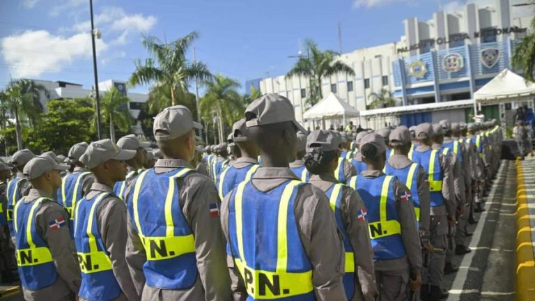 Pte Abinader asciende de rango a 7,800 agentes de la Policía