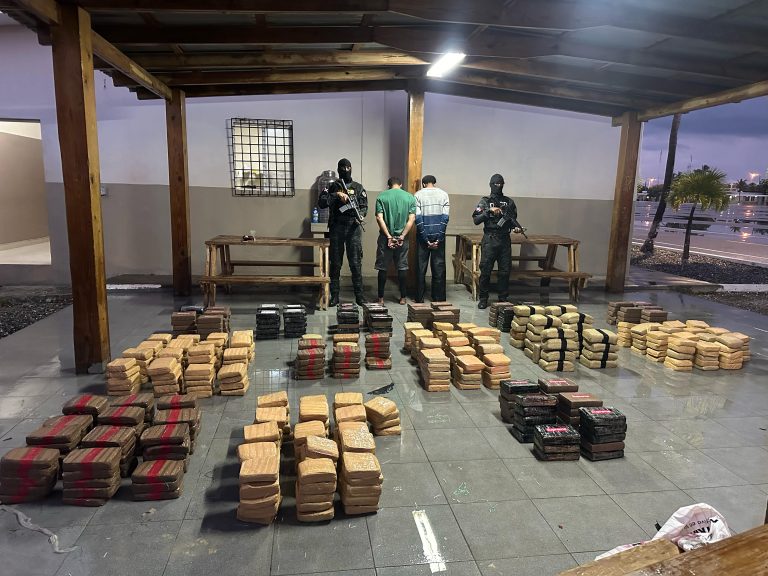 En Peravia, ocupan 612 paquetes de droga en la lancha; apresan a dos