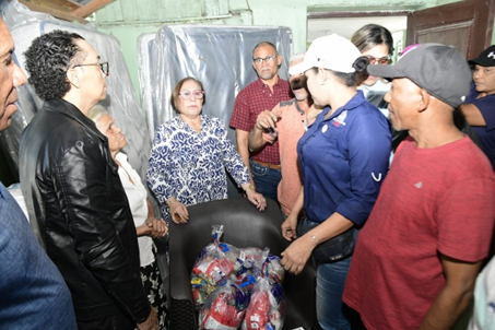 Gobernadora Rosa Santos asiste a madre e hijo con discapacidad