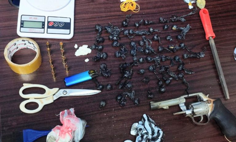 Apresan tres personas con  drogas y un arma de fuego ilegal