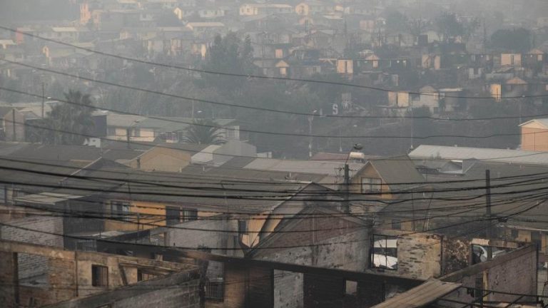 Aumentan a 56 los muertos en los devastadores incendios  en Chile