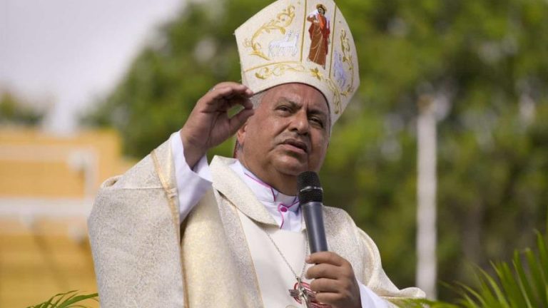 Renuncia  obispo auxiliar de Santo Domingo