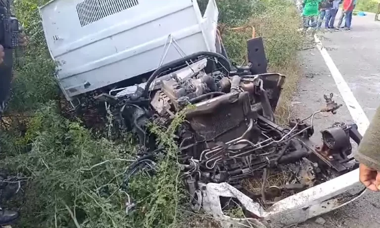 Tres  muertos por choque entre camión y autobús de Caribe Tours