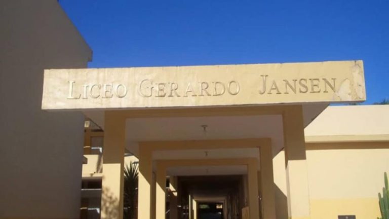 Estudiante le corta la cara a otra en un liceo