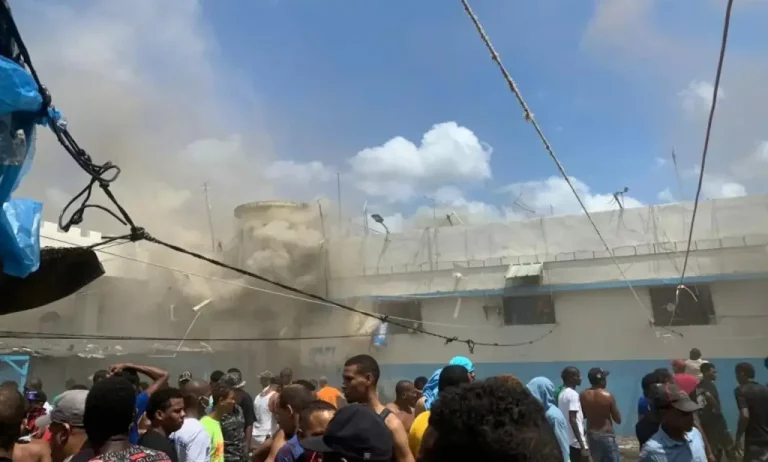 Aumenta a 13 los muertos en incendio en cárcel de La Victoria
