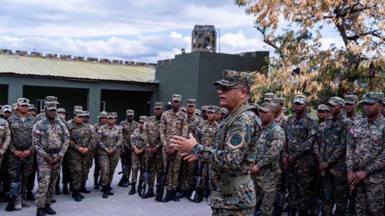 Comandante del Ejército inspecciona la zona sur y suroeste de la frontera