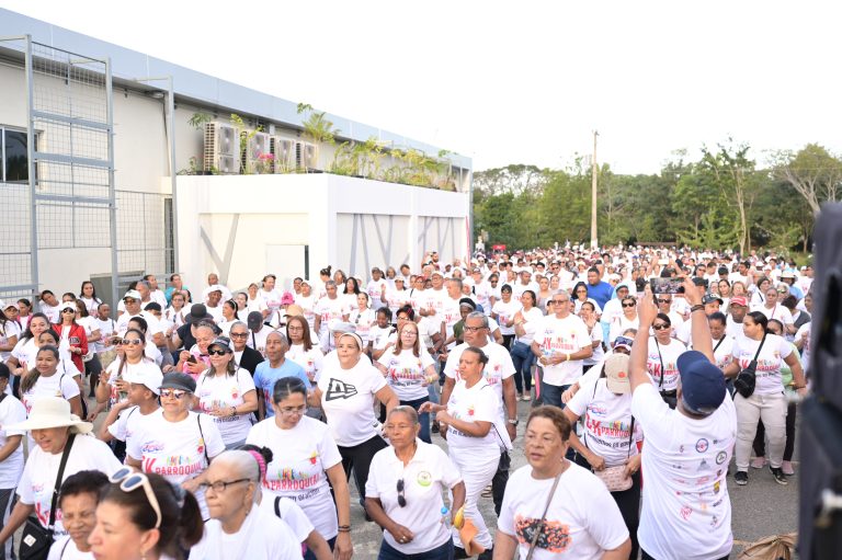 ARQUIDIOCESIS DE SANTIAGO REALIZO CON ÉXITO CAMINATA 3K PARROQUIAL