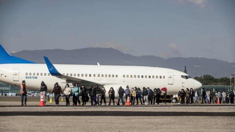 EE.UU. devuelve a Cuba en avión 61 migrantes irregulares