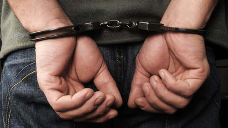 Hombre resulta herido y apresado tras enfrentar a agentes policiales