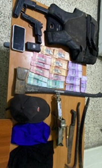 Policías arrestan cuatro hombres en flagrante delito