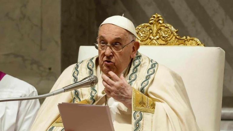 El papa presidió la vigilia y recordó a los pueblos destruidos por el mal