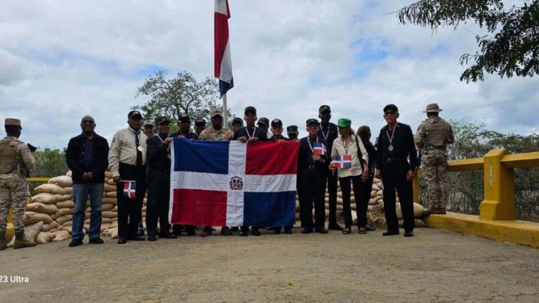 Exmilitares constitucionalistas visitan soldados