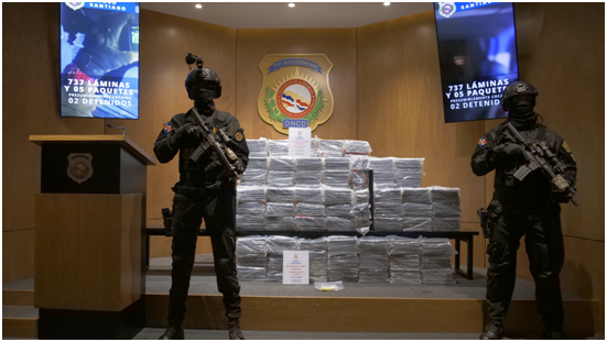 DNCD y MP apresan dos personas y decomisan 737 láminas y cinco paquetes de presunta cocaína