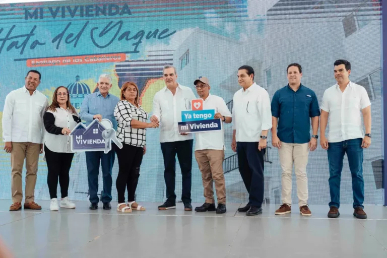 Pte Abinader entrega 300 nuevos apartamentos en Hato del Yaque