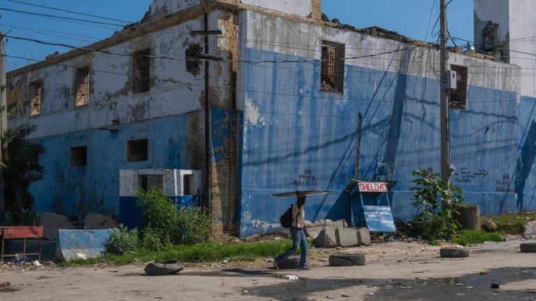 Tratan de sofocar fuego que afecta la principal cárcel de Haití