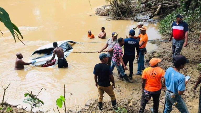 Dos personas mueren al ser arrastradas dentro de vehículo por crecida de río