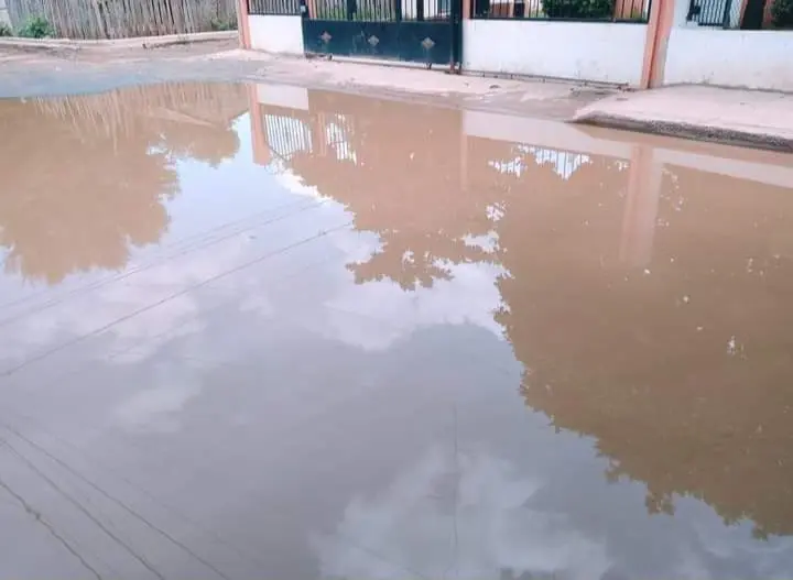 Mala construcción de aceras  provoca inundaciones