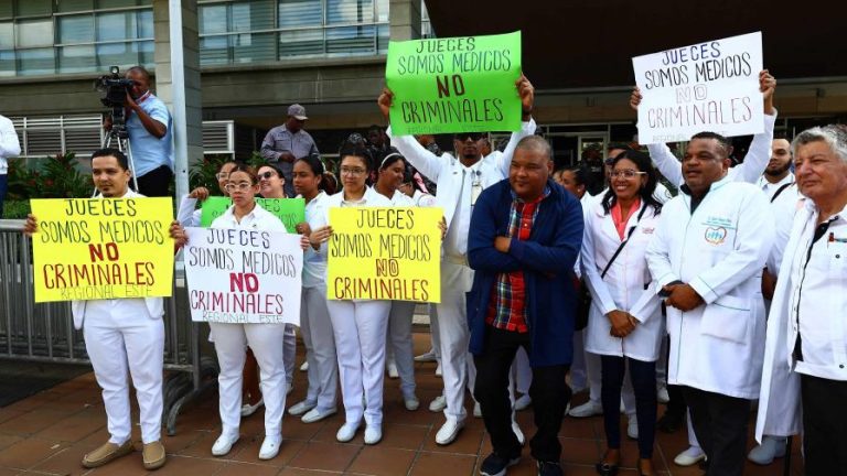 Galenos protestan  bajo el cántico «somos médicos, no somos delincuentes»
