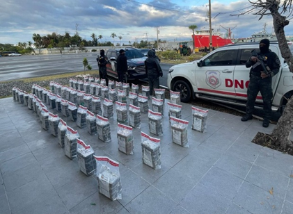DNCD apresa dos hombres y ocupa 400 paquetes de cocaína