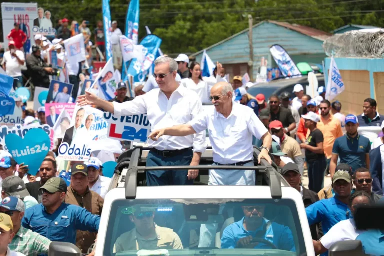 Abinader recorrió calles en Esperanza, Valverde