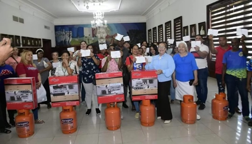 Gobernadora Rosa Santos entrega enseres del hogar y ayudas a ciudadanos vulnerables