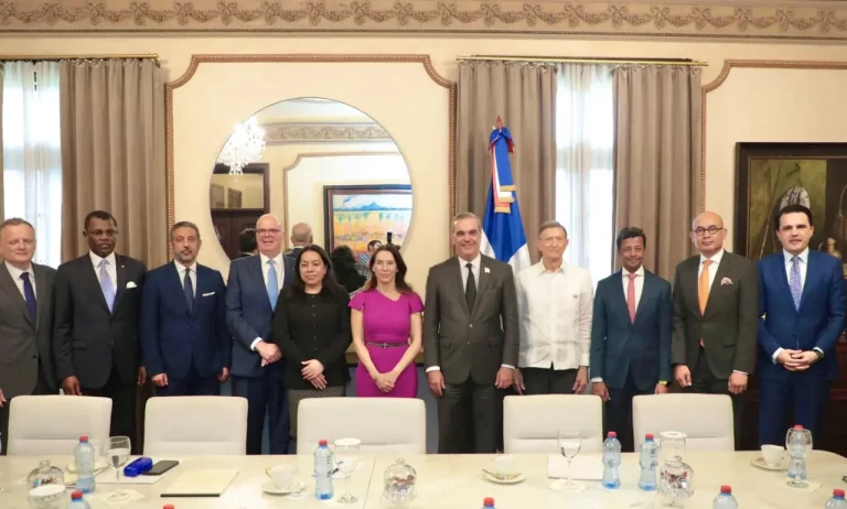 Luis Abinader recibe visita embajadores de diferentes países