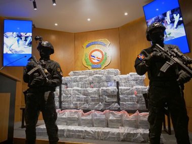 Confiscan cargamento de 395 paquetes de cocaína y arrestan tres hombres