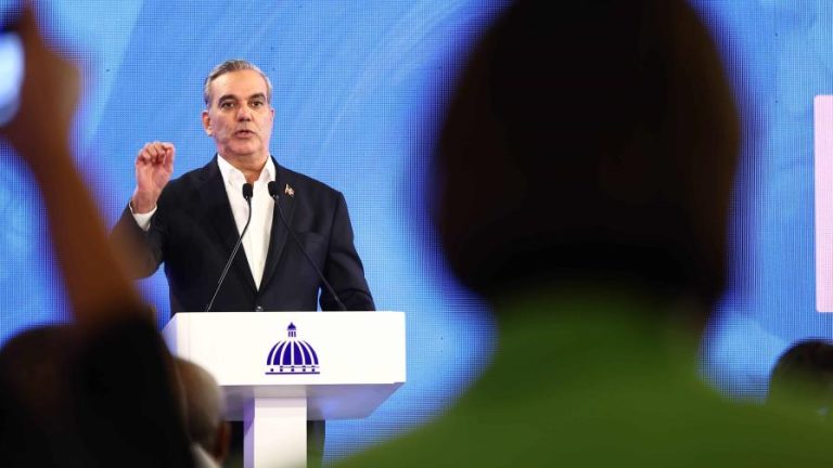 Pte Abinader advierte a la ADP que no hay dinero para aumetarle un 20 %