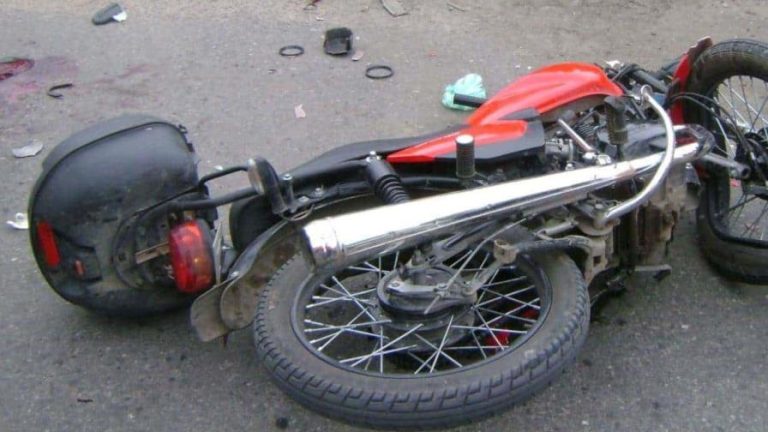Mueren tres al ser chocada moto en que viajaban por camioneta