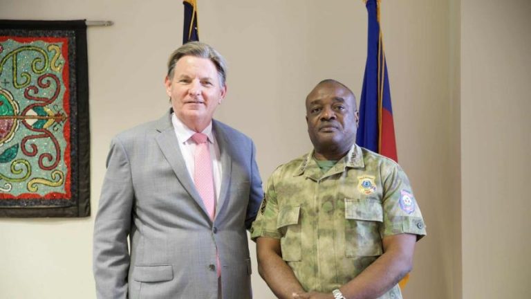 Embajador de Estados Unidos se reúne con el director de la Policía de Haití