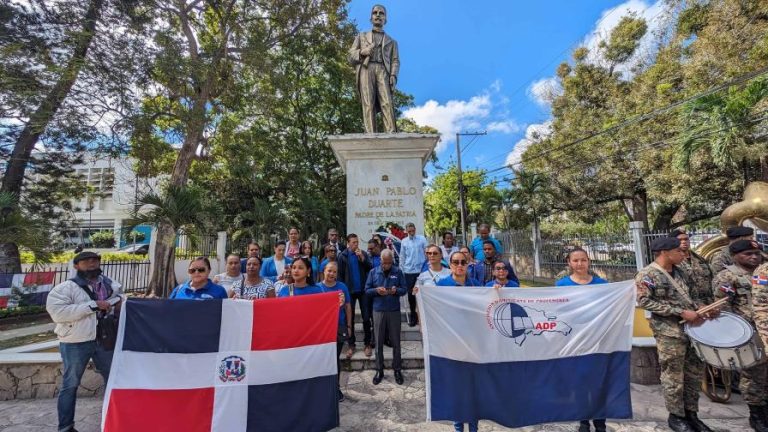 ADP conmemora en Santiago su 54 aniversario