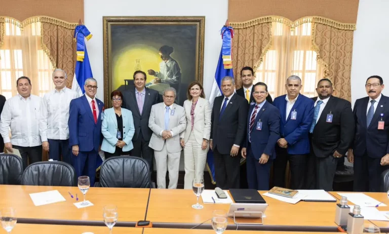 Gobierno y Colegio Médico Dominicano abordan últimos detalles