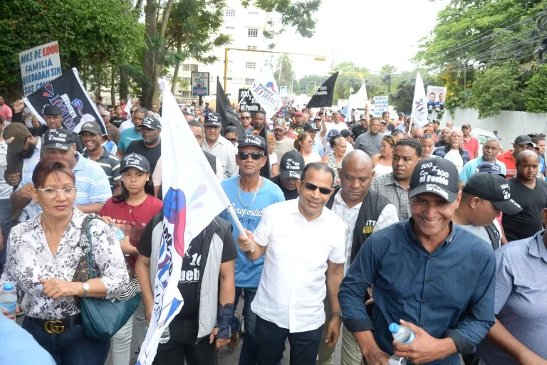Choferes de  la CNTT en Santiago marchan por el Día del Trabajo