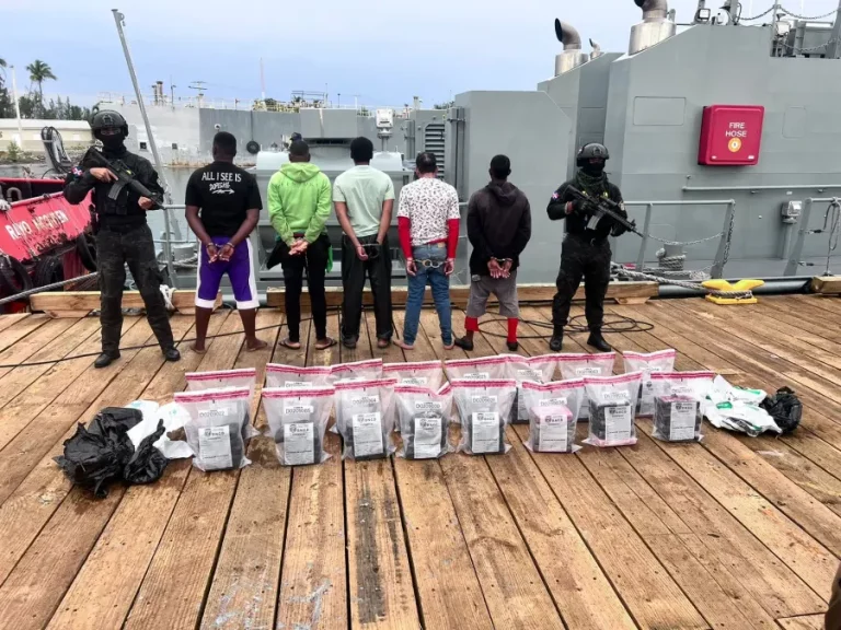 Autoridades ocupan 80 paquetes de cocaína y apresan cinco