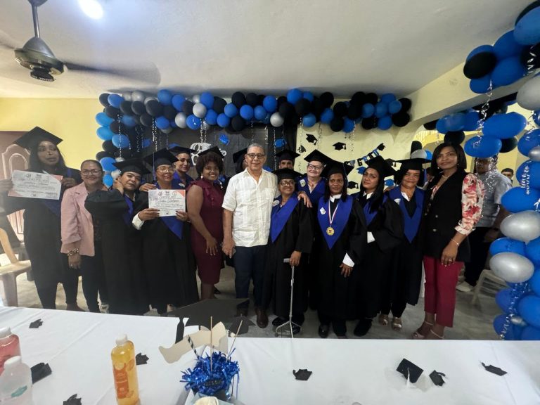 Hogares Crea Santiago gradúa jóvenes en artes manuales