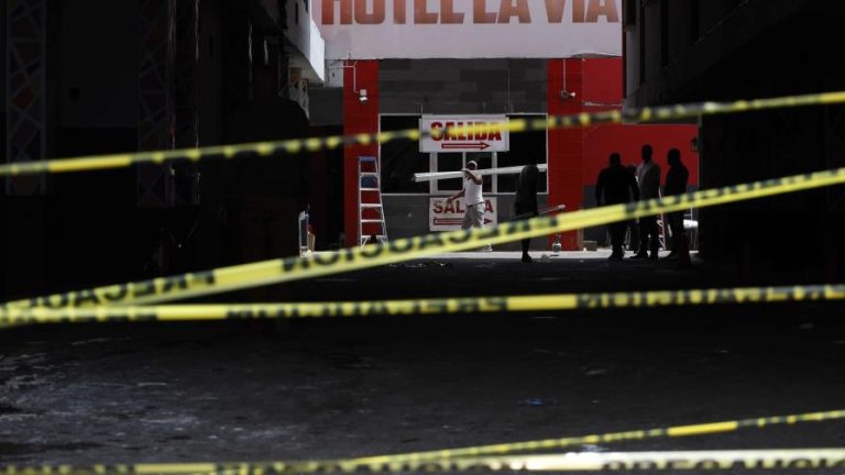 Cuatro muertos y un menor herido durante incendio en un hotel