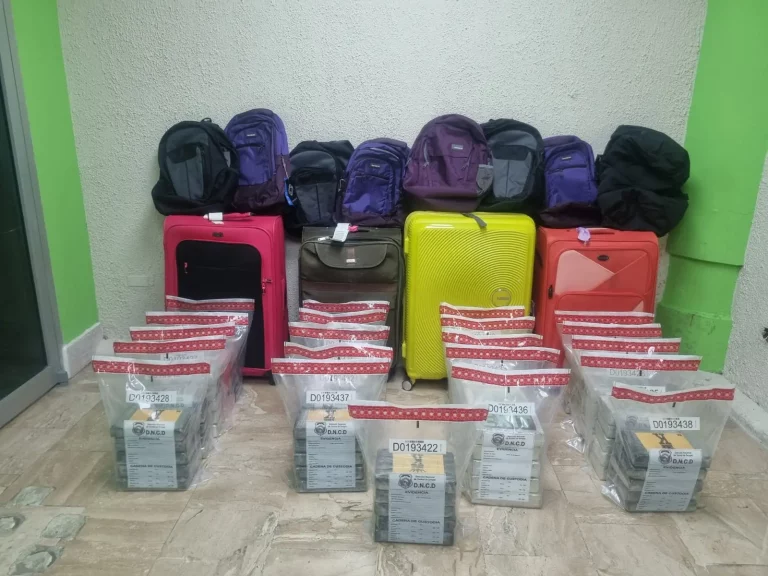 DNCD ARRESTA HOMBRE Y FRUSTRA ENVÍO DE 104 PAQUETES  COCAÍNA A PORTUGA