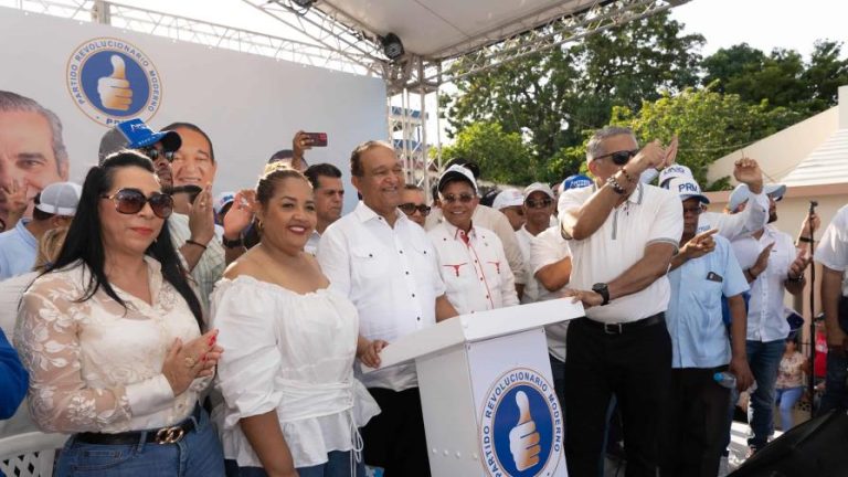 En su cierre de campaña Antonio Marte rifa motores, dinero y electrodomésticos