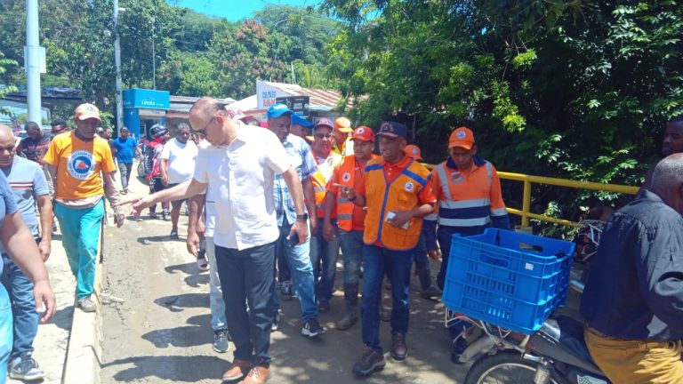 Alcaldía acude en auxilio de afectados por cañada en El Hoyo de Elías