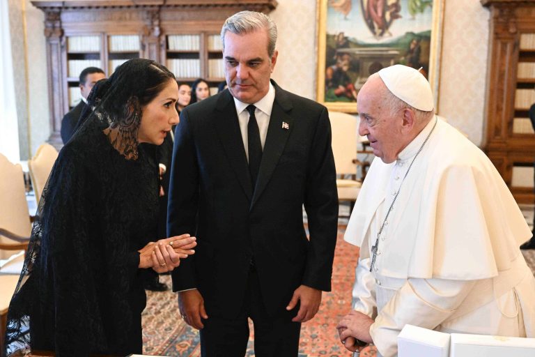 Papa Francisco felicita al presidente Abinader por reelección
