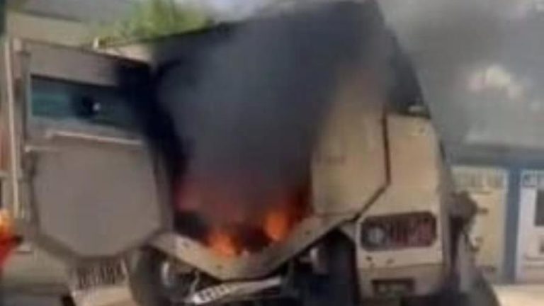 Prenden fuego a vehículo blindado de la Policía de Haití
