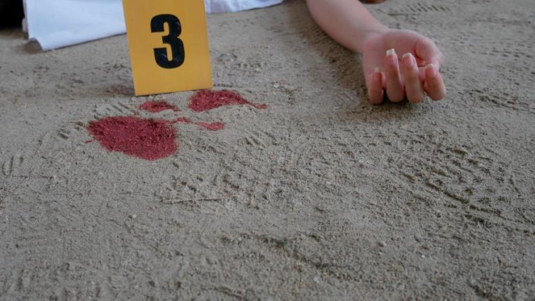 Encuentran cadáver de una mujer dentro de un saco
