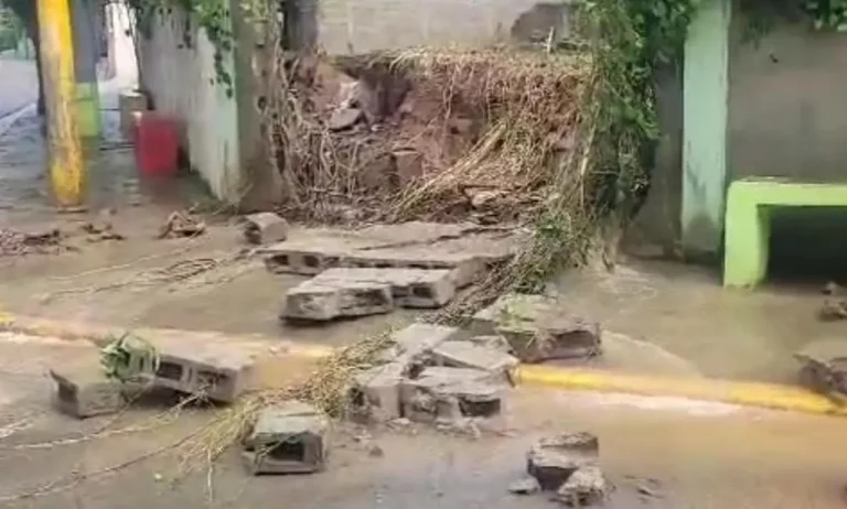 Mujer muere al caerle pared que sucumbió por las lluvias