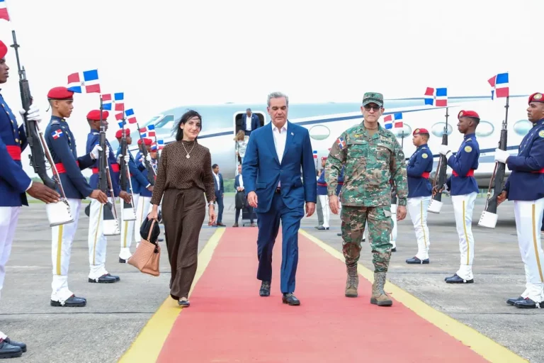 Presidente Abinader regresa al país tras su viaje a Europa