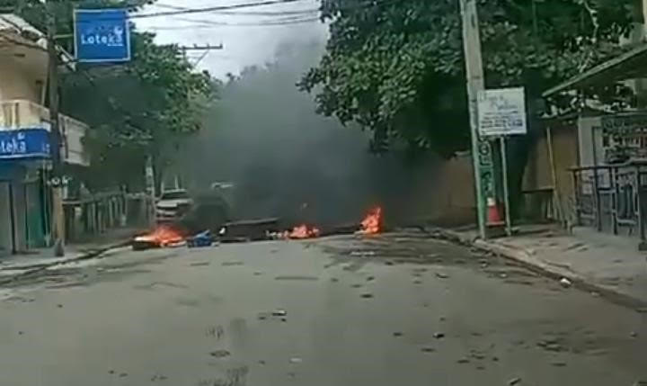 Queman neumáticos en reclamo del asfaltado de carretera