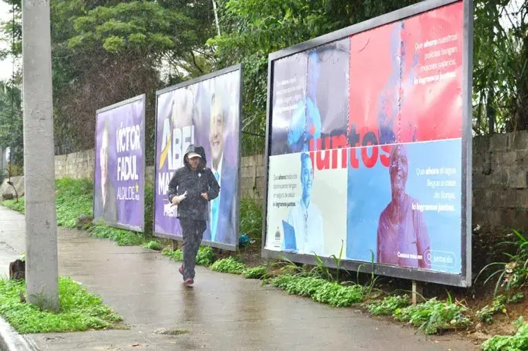 Ayuntamiento de Santiago exige a publicitarias retirar vallas