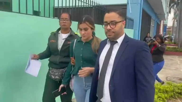 Ponen fianza a imputada por la muerte de Julio César de la Rosa