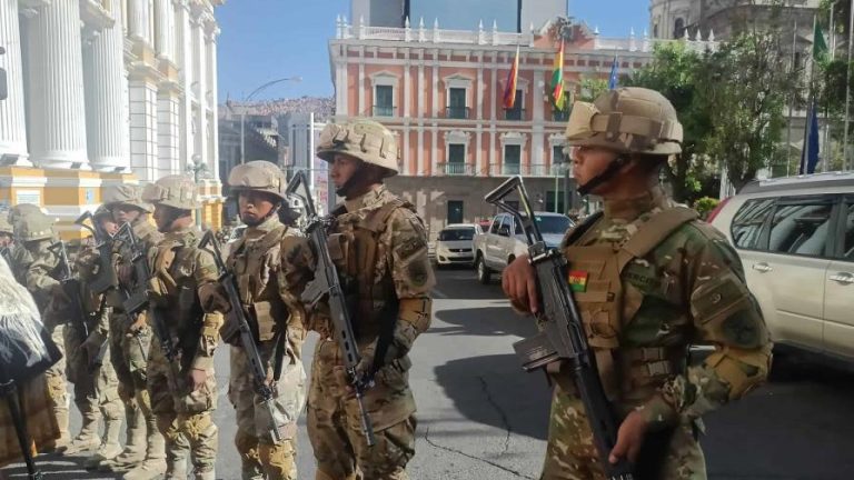 Militares armados intentan tomar la sede del Ejecutivo en Bolivia