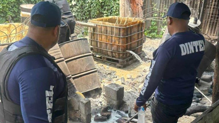 Confiscan más de 5,000 galones de clerén en fábricas clandestinas