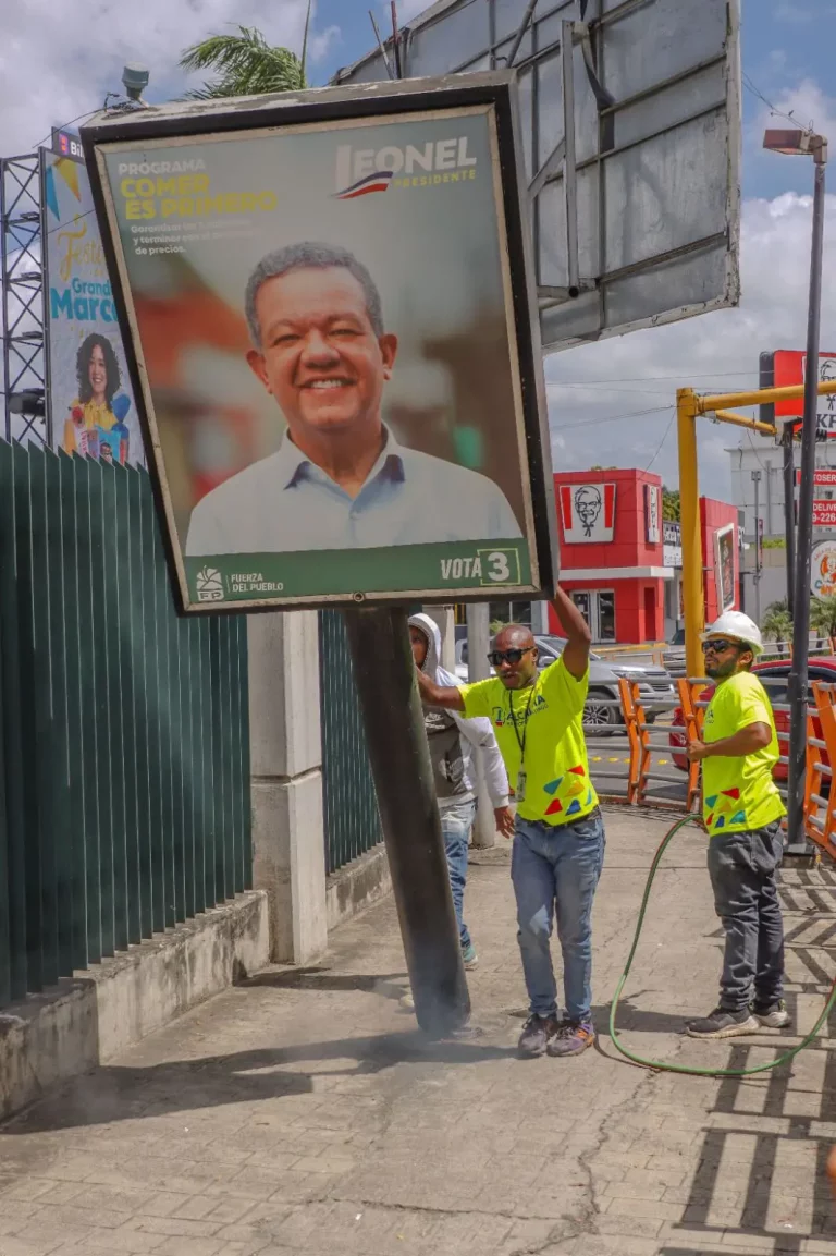 Alcaldía de Santiago inicia retiro de publicidad política